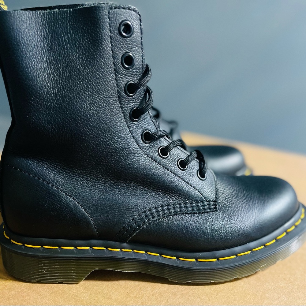 Dr Martens Docs #13512 Pascal Soft Virginia Leather Boots US ladies size 7